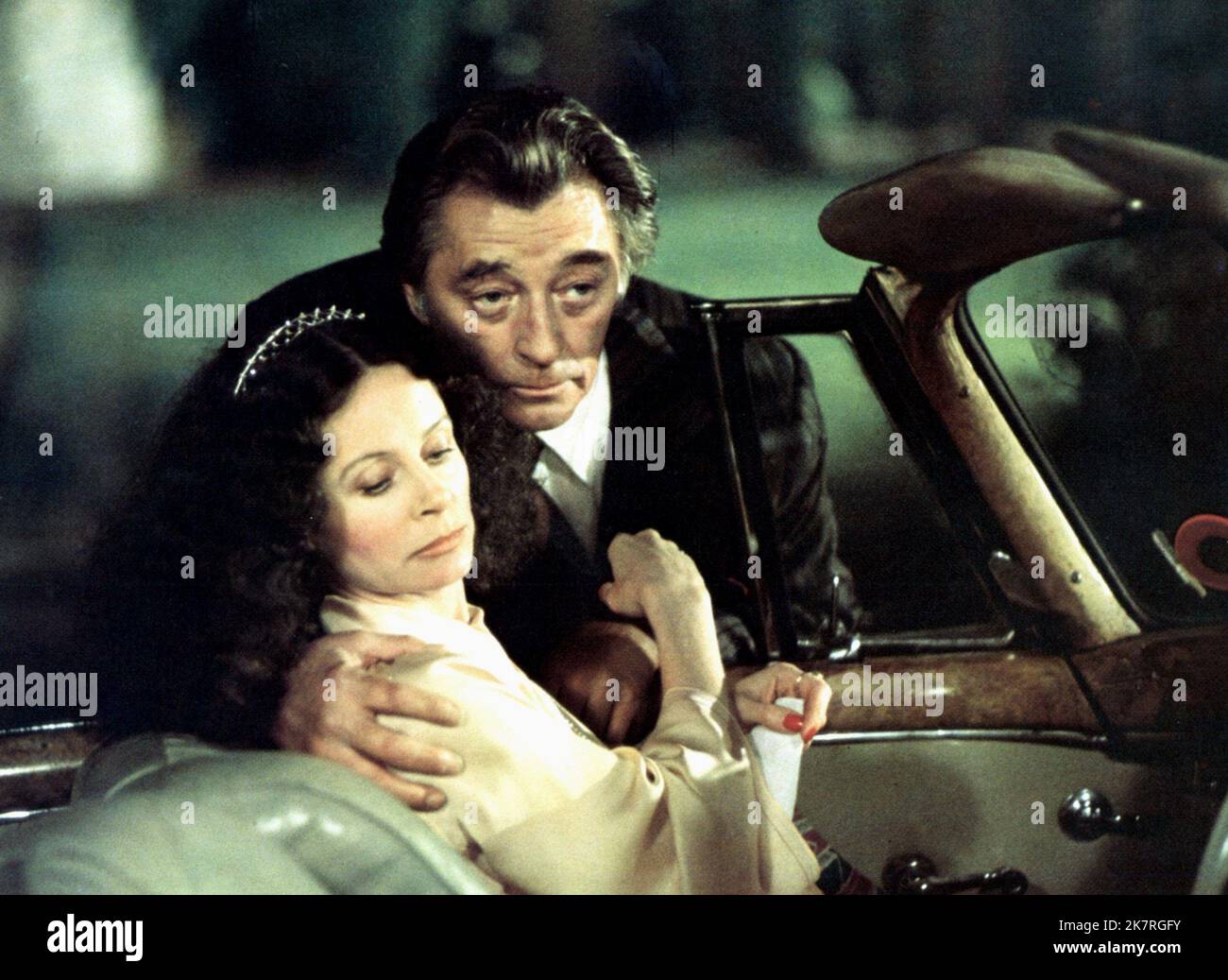 Sarah Miles & Robert Mitchum Film: The Big Sleep (UK/USA 1978) personaggi: Charlotte Sternwood & Philip Marlowe / Literaturverfilmung (basato sul libro di Raymond Chandler) regista: Michael Winner 13 marzo 1978 **AVVERTENZA** questa fotografia è solo per uso editoriale ed è copyright di ITC ENTERTAINMENT e/o del fotografo assegnato dalla Film o dalla Production Company e può essere riprodotta solo da pubblicazioni in concomitanza con la promozione del film di cui sopra. È richiesto un credito obbligatorio per l'INTRATTENIMENTO ITC. Il fotografo deve essere accreditato anche quando è noto. Nessun uso commerciale c Foto Stock