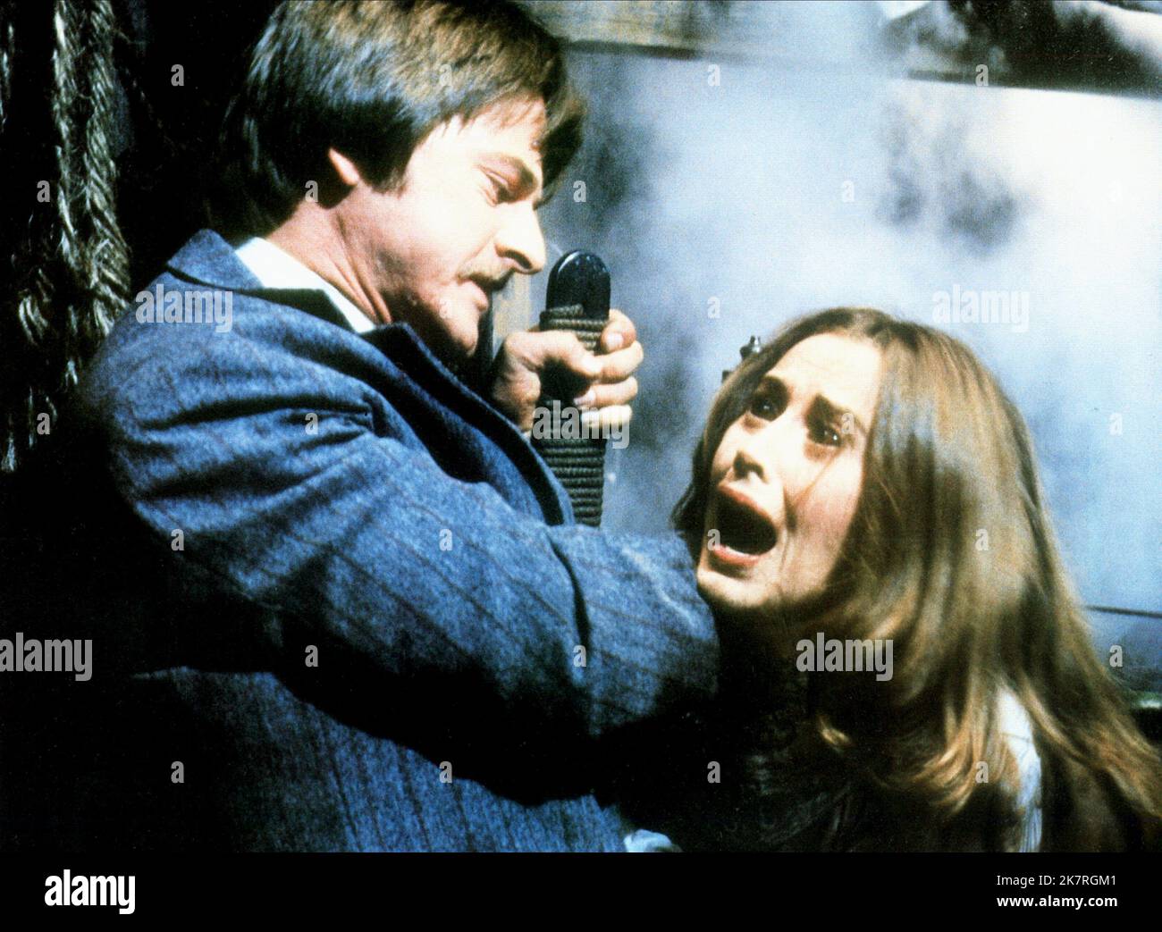 Trevor Eve & Kate Nelligan Film Dracula (USA/Regno Unito 1979) personaggi: Jonathan Harker & Lucy Seward regista: John Badham 13 luglio 1979 **ATTENZIONE** questa fotografia è ad uso esclusivamente editoriale ed è copyright di UNIVERSAL e/o del fotografo assegnato dalla Film o Production Company e può essere riprodotta solo da pubblicazioni in concomitanza con la promozione del suddetto Film. È richiesto un credito obbligatorio a UNIVERSAL. Il fotografo deve essere accreditato anche se conosciuto. Nessun uso commerciale può essere concesso senza l'autorizzazione scritta di The Film Company. Foto Stock