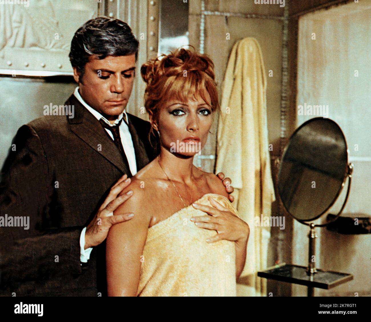 Oliver Reed & Stephane Audran Film: La Signora in macchina con gli occhiali e Una pistola (1970) personaggi: Michael Caldwell & regista: Anatole Litvak 27 novembre 1970 **AVVERTENZA** questa fotografia è solo per uso editoriale ed è copyright di COLUMBIA e/o del fotografo assegnato dalla Film o dalla Production Company e può essere riprodotta solo da pubblicazioni in concomitanza con la promozione del film di cui sopra. È richiesto un credito obbligatorio a COLUMBIA. Il fotografo deve essere accreditato anche quando è noto. Nessun uso commerciale può essere concesso senza autorizzazione scritta da parte della Film Company. Foto Stock