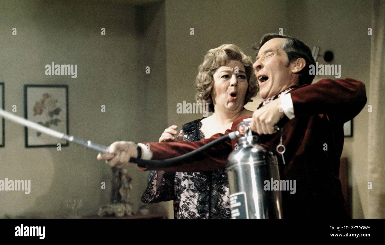 Hattie Jacques & Kenneth Williams Film: Continua matron (UK 1972) personaggi: Matron & Sir Bernard Cutting regista: Gerald Thomas 19 maggio 1972 **AVVERTENZA** questa fotografia è solo per uso editoriale ed è copyright della RANK ORGANISATION e/o del fotografo assegnato dalla Film o dalla Production Company e può essere riprodotta solo da pubblicazioni in concomitanza con la promozione del film di cui sopra. È richiesto un credito obbligatorio per L'ORGANIZZAZIONE DI CLASSIFICA. Il fotografo deve essere accreditato anche quando è noto. Nessun uso commerciale può essere concesso senza autorizzazione scritta da parte della Film Company. Foto Stock