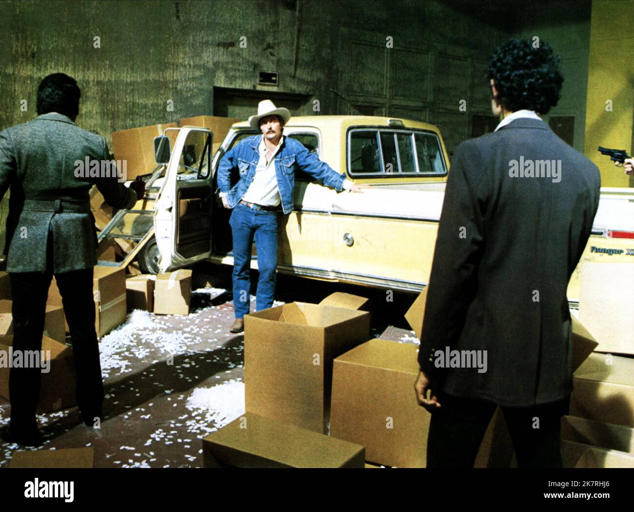 James Mitchum Film Trackdown; (1978) personaggi: Jim Calhoun regista: Richard T.. Heffron 20 maggio 1976 **ATTENZIONE** questa fotografia è ad uso esclusivamente editoriale ed è copyright di ESSANESS e/o del fotografo assegnato dalla Film o Production Company e può essere riprodotta solo da pubblicazioni in concomitanza con la promozione del suddetto Film. È richiesto un credito obbligatorio a ESSANESS. Il fotografo deve essere accreditato anche se conosciuto. Nessun uso commerciale può essere concesso senza l'autorizzazione scritta di The Film Company. Foto Stock