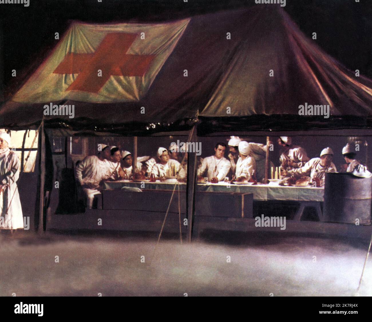 Elliott Gould & Donald Sutherland Film: Mash; M*A*S*H (USA 1970) personaggi: Il capitano John Francis Xavier 'Trapper' McIntyre & il capo Benjamin Franklin 'Hawkeye' Pierce regista: Robert Altman 25 gennaio 1970 **AVVERTENZA** questa fotografia è solo per uso editoriale ed è copyright di 20th CENTURY FOX e/o del fotografo assegnato dalla Film o dalla Società di produzione e può essere riprodotta solo da pubblicazioni in concomitanza con la promozione del film di cui sopra. È richiesto un credito obbligatorio a 20th CENTURY FOX. Il fotografo deve essere accreditato anche quando è noto. Nessun uso commerciale può essere gran Foto Stock