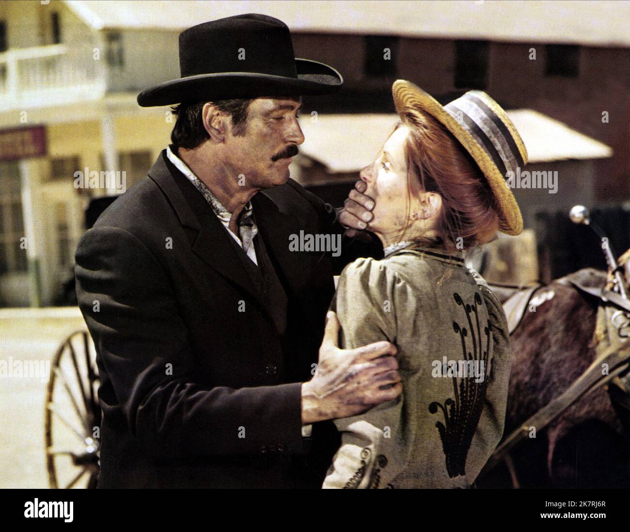 Rock Hudson & Susan Clark Film Showdown (1973) personaggi: Chuck Jarvis & Kate Jarvis regista: George Seaton 08 giugno 1973 **ATTENZIONE** questa fotografia è solo per uso editoriale ed è copyright di UNIVERSAL e/o The Photographer assegnato dalla Film or Production Company e può essere riprodotta solo da pubblicazioni in concomitanza con la promozione del suddetto Film. È richiesto un credito obbligatorio a UNIVERSAL. Il fotografo deve essere accreditato anche se conosciuto. Nessun uso commerciale può essere concesso senza l'autorizzazione scritta di The Film Company. Foto Stock