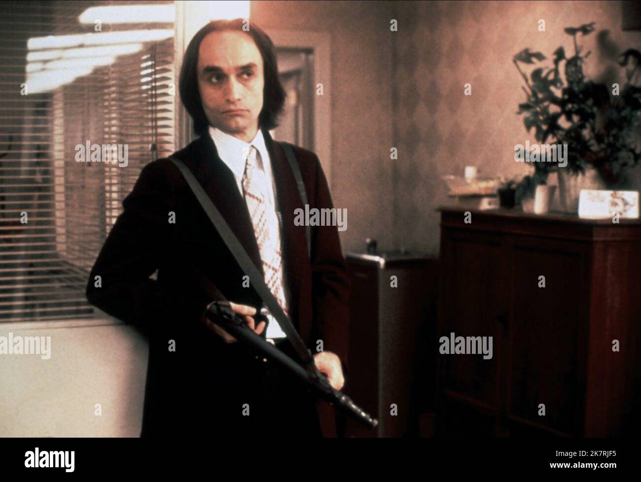 John Cazale Film Dog Day Afternoon (1976) personaggi: Sal regista: Sidney Lumet 21 settembre 1975 **ATTENZIONE** questa fotografia è solo per uso editoriale ed è copyright della WARNER BROS e/o del fotografo assegnato dalla Film o Production Company e può essere riprodotta solo da pubblicazioni in concomitanza con la promozione del suddetto Film. È richiesto un credito obbligatorio a WARNER BROS. Il fotografo deve essere accreditato anche se conosciuto. Nessun uso commerciale può essere concesso senza l'autorizzazione scritta di The Film Company. Foto Stock