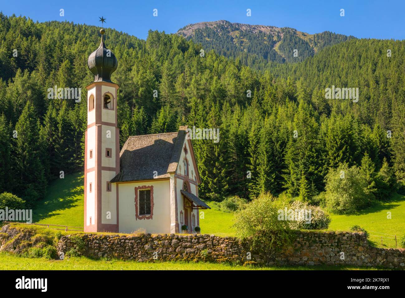Chiesa di San Giovanni nell'idilliaca Santa Maddalena, Dolomiti, Italia Foto Stock