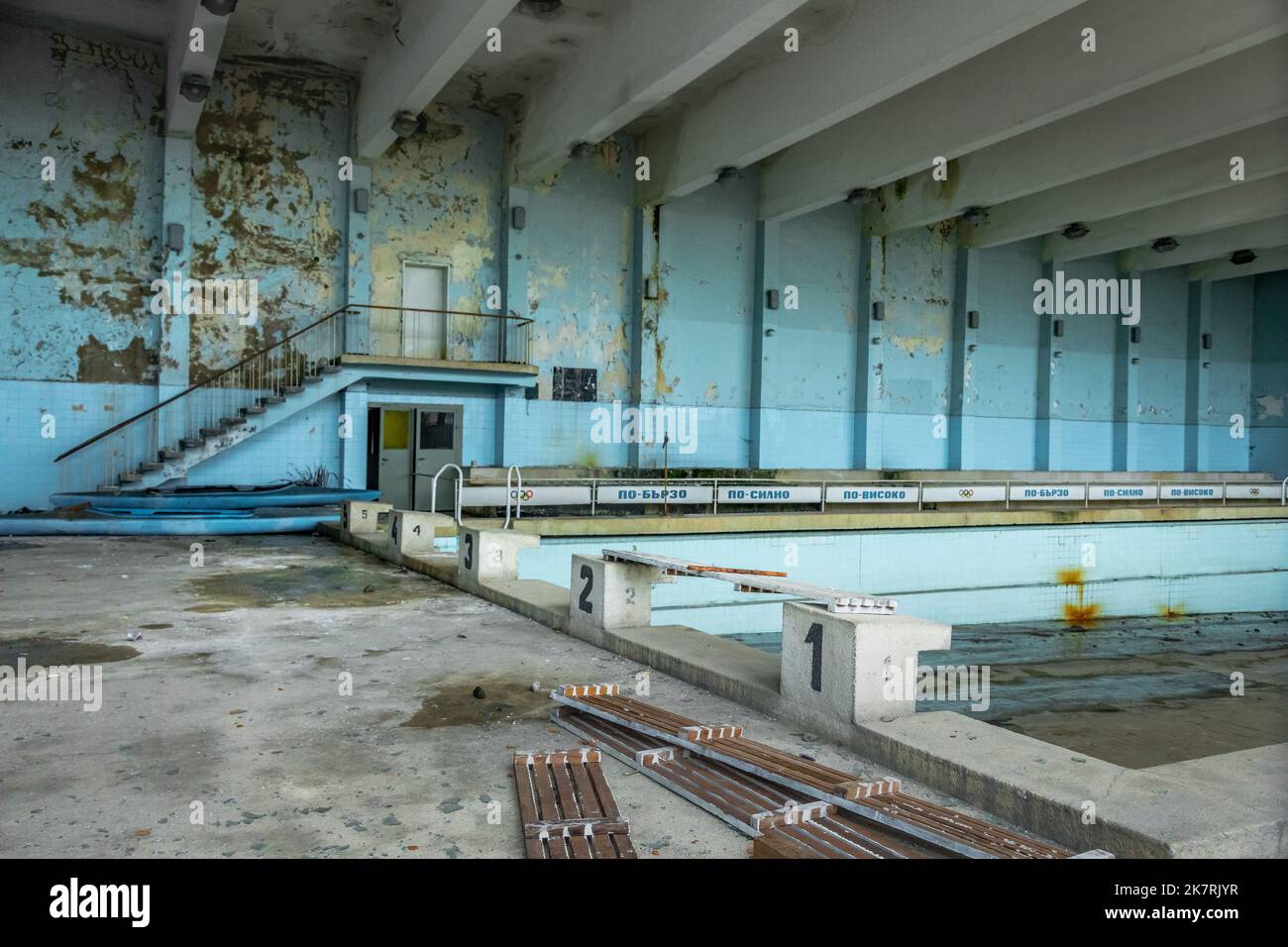Edificio dismesso al coperto con piscina abbandonata come Chernobyl, Bulgaria Foto Stock