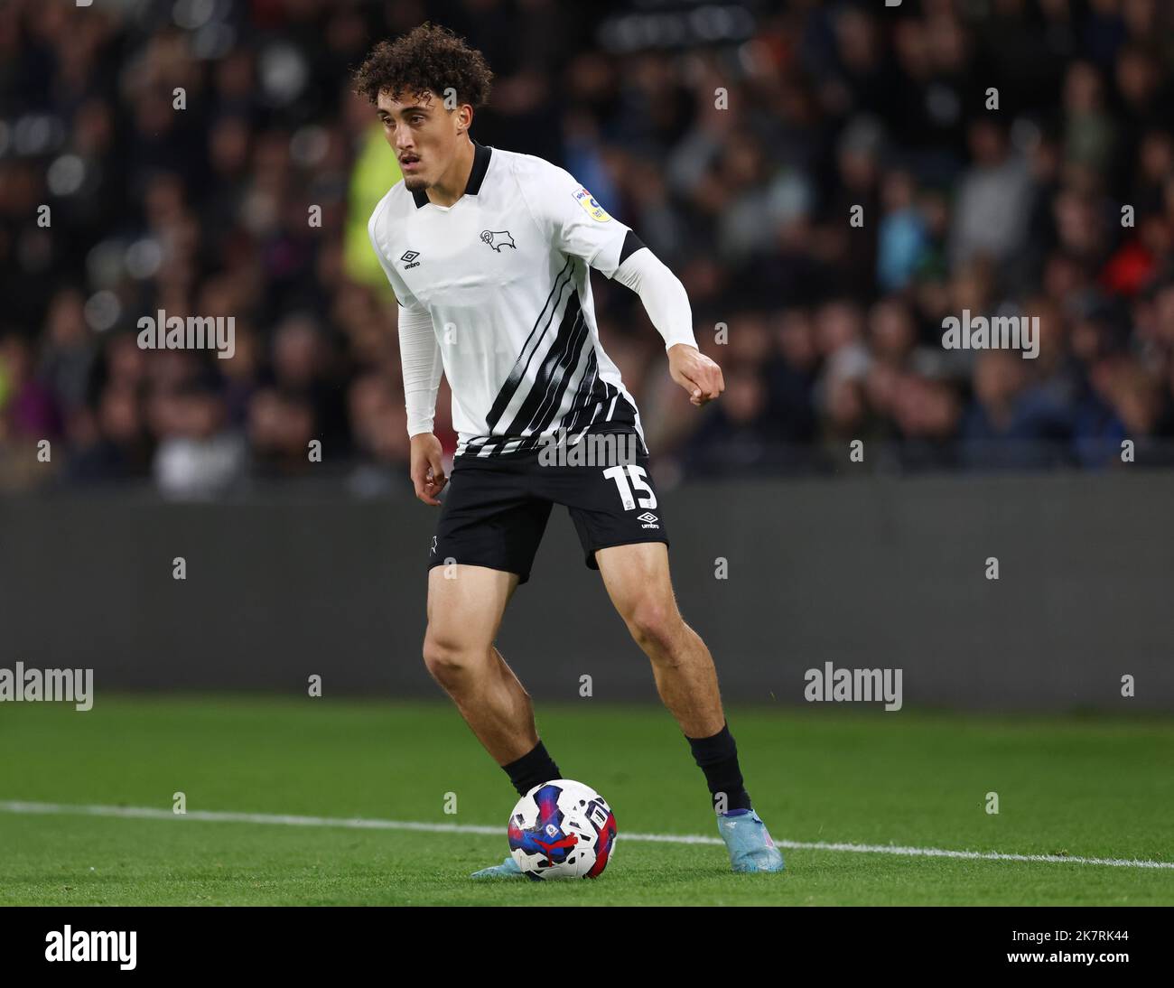 Derby, Inghilterra, 18th ottobre 2022. Haydon Roberts della contea di Derby durante la partita del Papa Johns Trophy al Pride Park Stadium, Derby. L'immagine di credito dovrebbe essere: Darren Staples / Sportimage Foto Stock