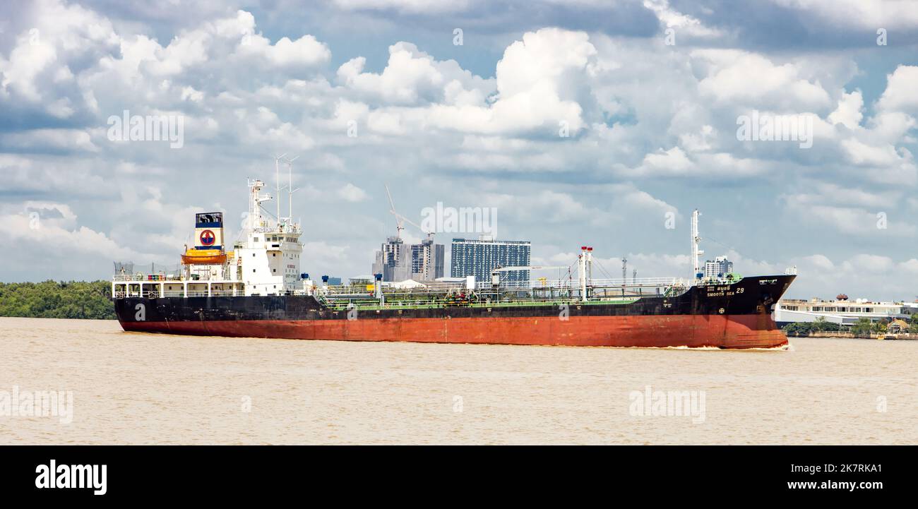 SAMUT PRAKAN, THAILANDIA, OTT 07 2022, i prodotti petroliferi Tanker MARE LISCIO 29 vela dalla bocca il fiume Chao Phraya Foto Stock