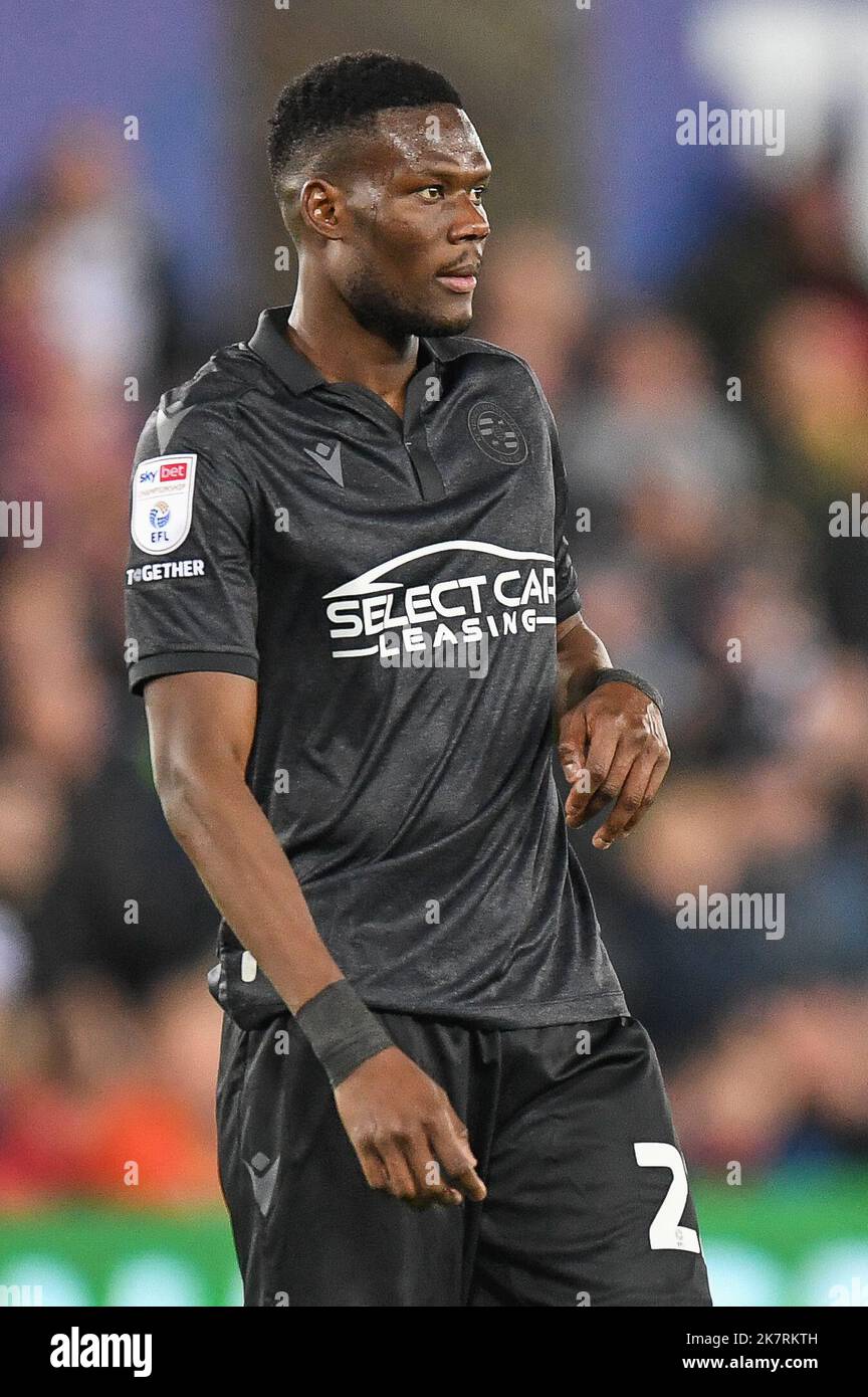 Mamadou Loum #22 di Reading durante la partita del campionato Sky Bet Swansea City vs Reading allo stadio Swansea.com, Swansea, Regno Unito, 18th ottobre 2022 (Foto di Mike Jones/News Images) Foto Stock