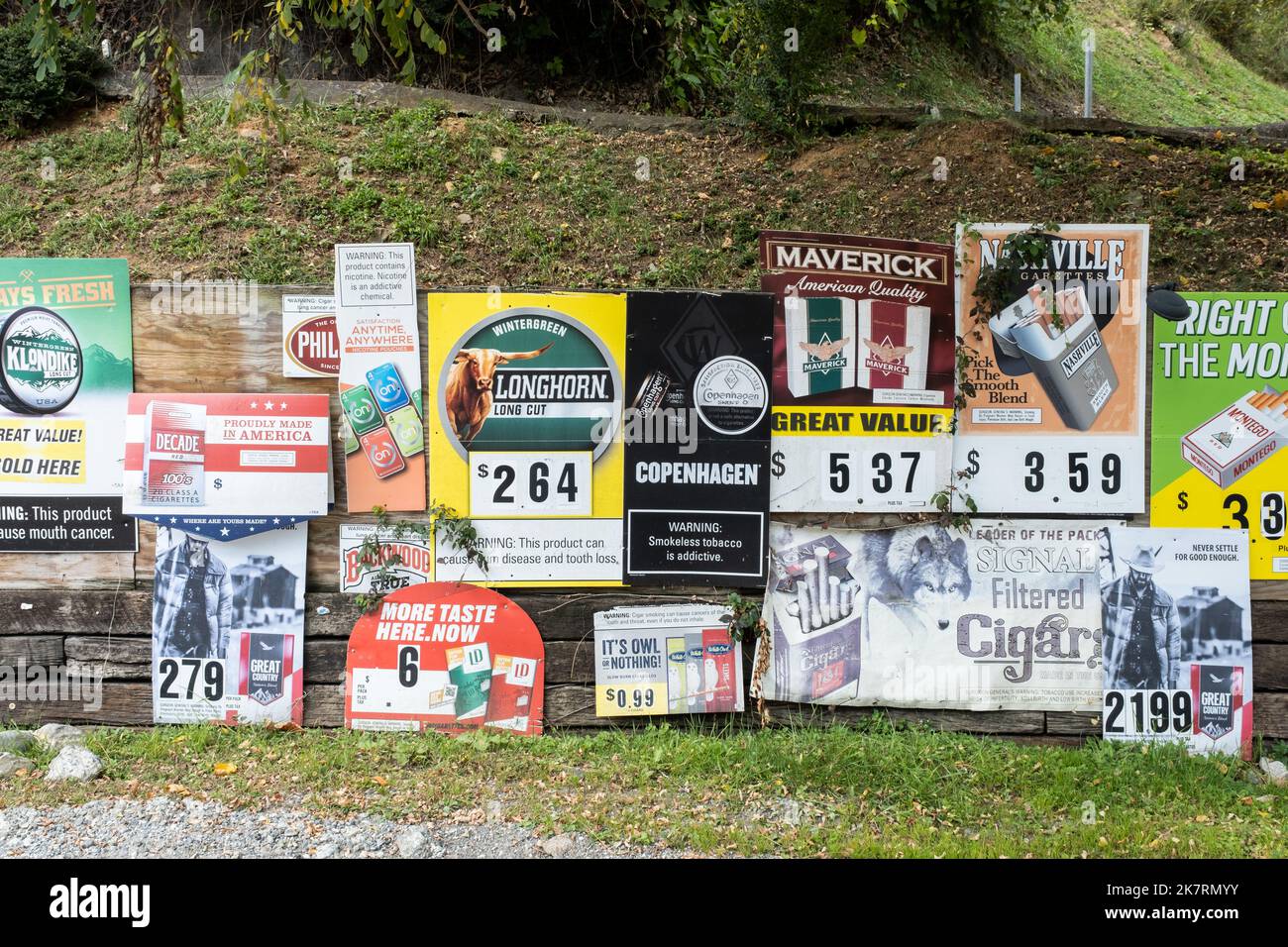 Pubblicità di sigarette su un muro fuori nella città di Cherokee, North Carolina, nel confine di Qualla. Foto Stock