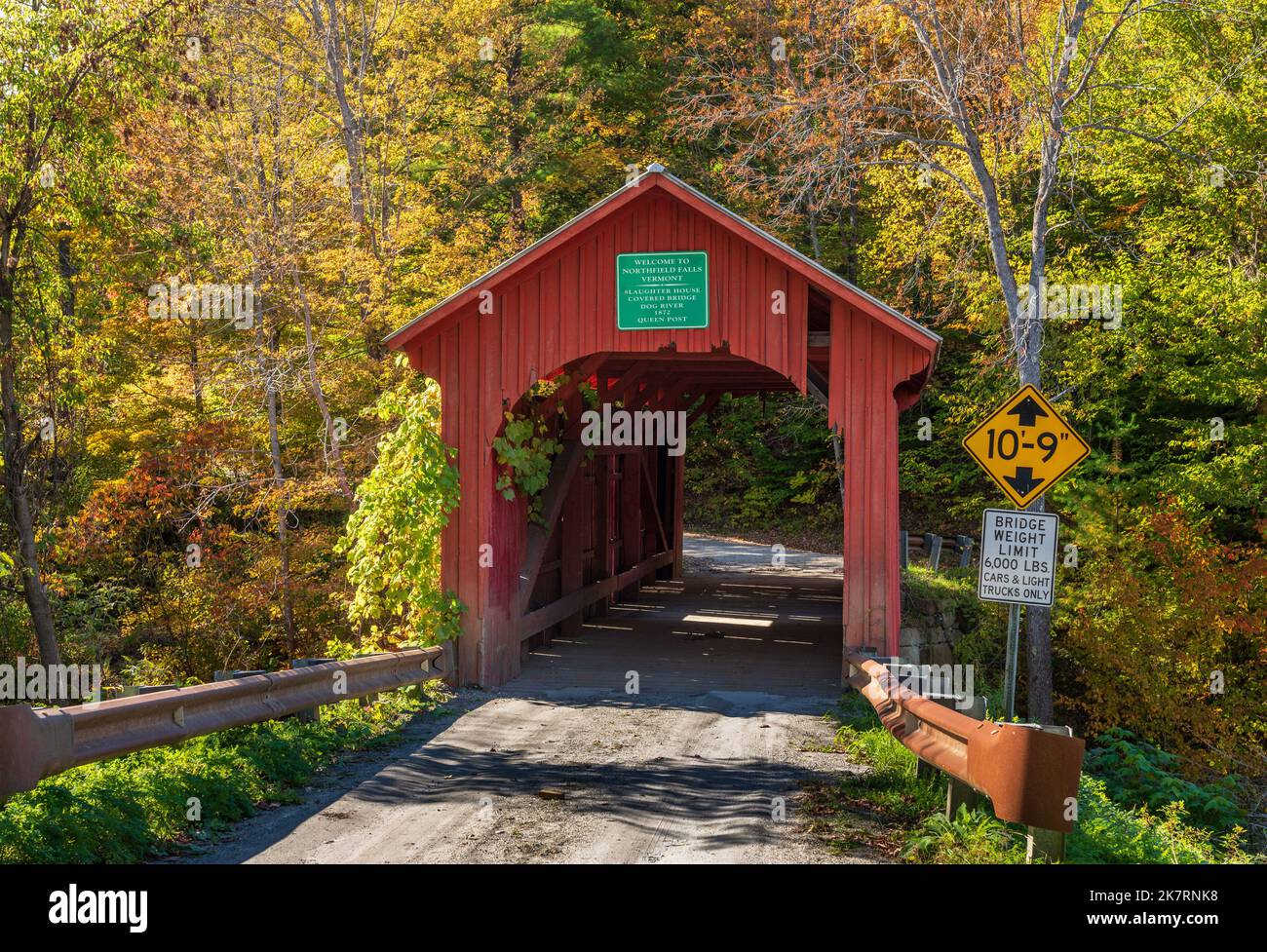 Ingresso al ponte coperto Slaughter House a Northfield Falls, Vermont Foto Stock