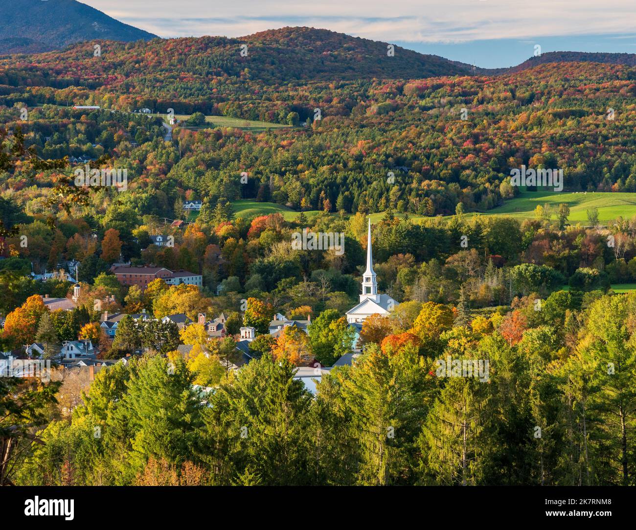 Chiesa bianca a Stowe circondata da colori brillanti autunno Vermont Foto Stock