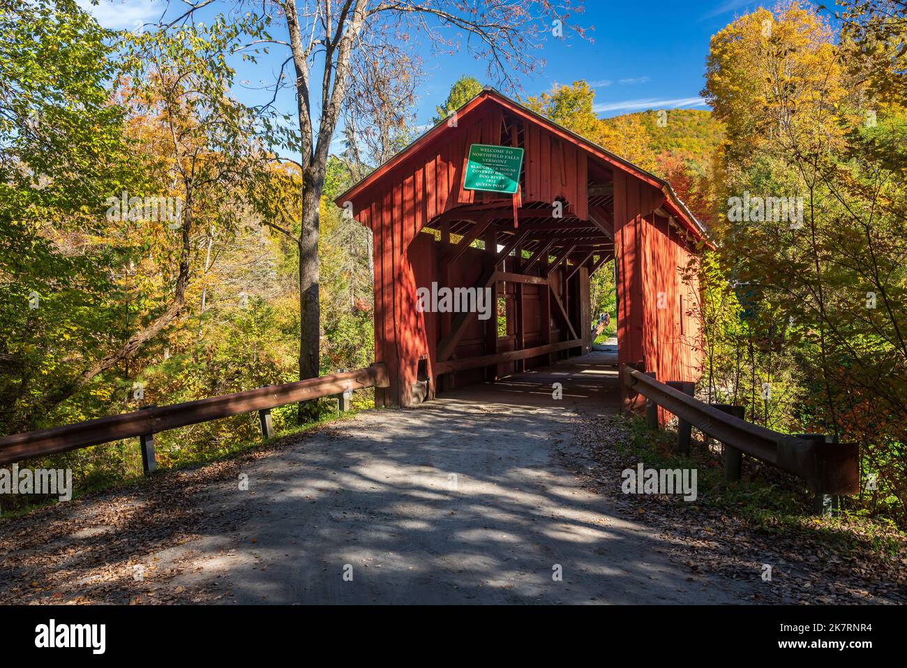 Ingresso al ponte coperto Slaughter House a Northfield Falls, Vermont Foto Stock