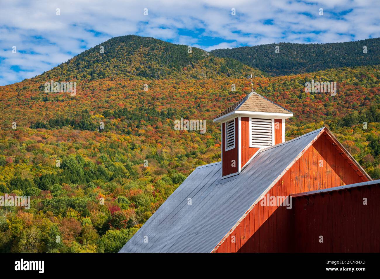 Tetto di Grandview fattoria fienile vicino Stowe in Vermont durante la stagione di colore autunno Foto Stock
