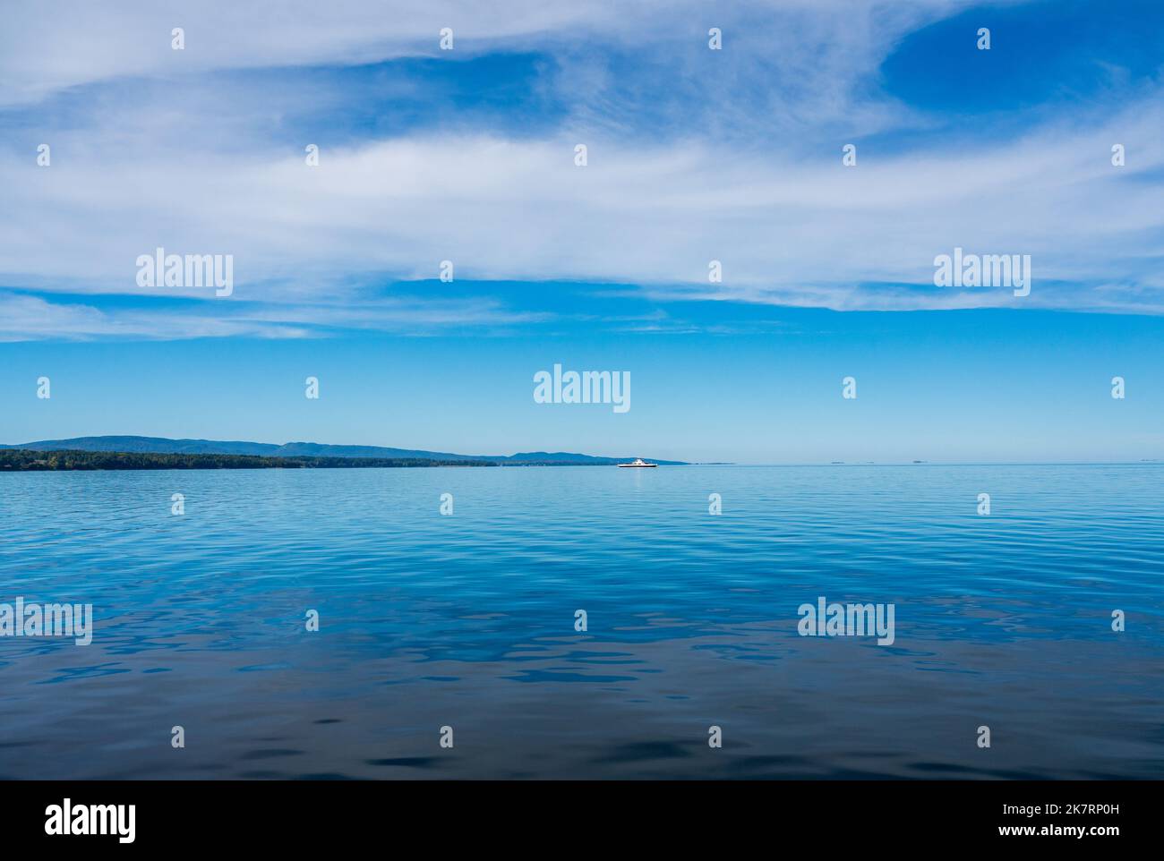 Traghetto per auto sulla rotta da Essex a Charlotte attraverso il tranquillo Lago Champlain Foto Stock