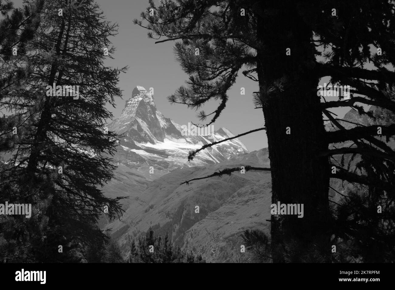 La cima del Cervino sopra la valle del Cervino nelle aslps di Walliser. Foto Stock