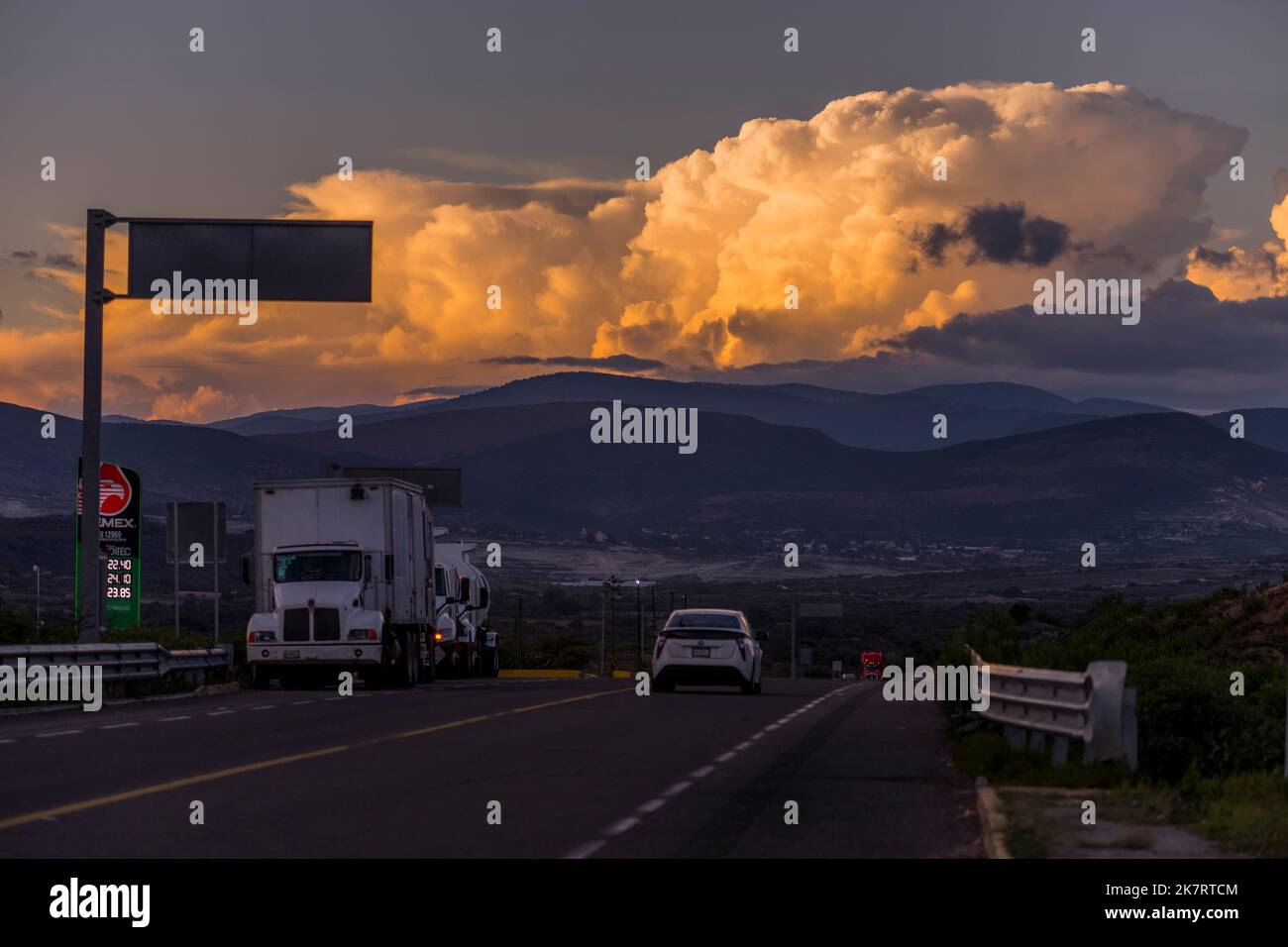 Nuvole di temporale (cumulonimbus) sulla strada statale 135 del Messico a nord della città di Oaxaca de Juarez, Oaxaca, Messico. Foto Stock