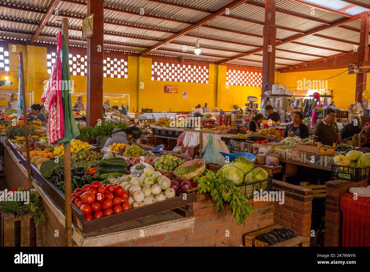 Prodotti in vendita nel salone del mercato quotidiano di Teotitlan del Valle, una piccola cittadina nella regione di Valles Centrales vicino a Oaxaca, Messico meridionale Foto Stock