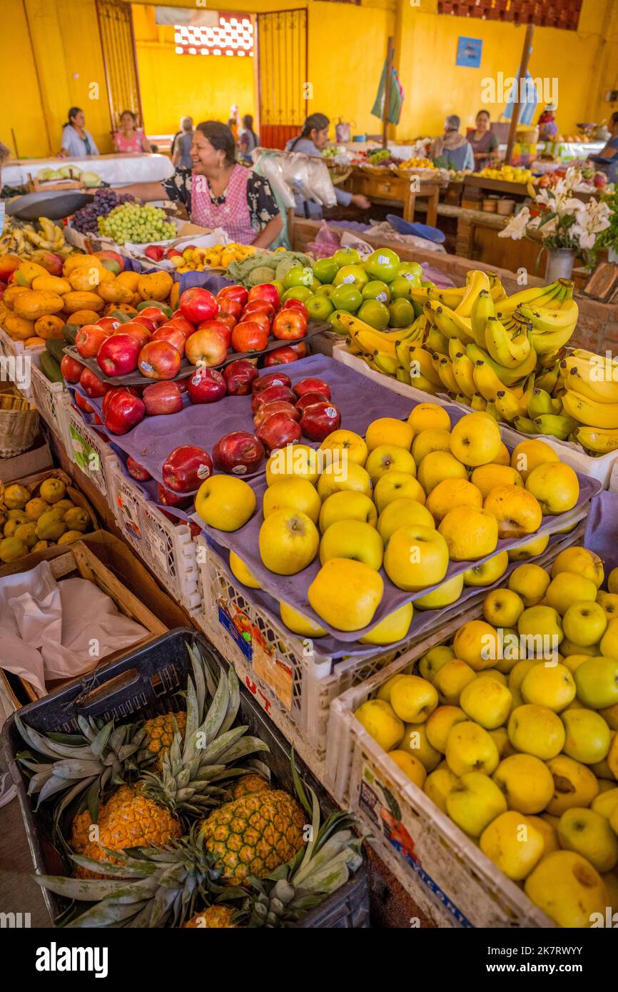 Prodotti in vendita nel salone del mercato quotidiano di Teotitlan del Valle, una piccola cittadina nella regione di Valles Centrales vicino a Oaxaca, Messico meridionale Foto Stock