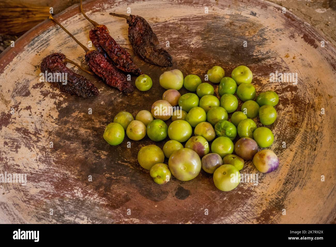 La tostatura degli ingredienti in un forno tradizionale per preparare una talpa rossa (salsa tradizionale) presso la scuola di cucina El Sabor Zapoteco di Teotitlan de Foto Stock