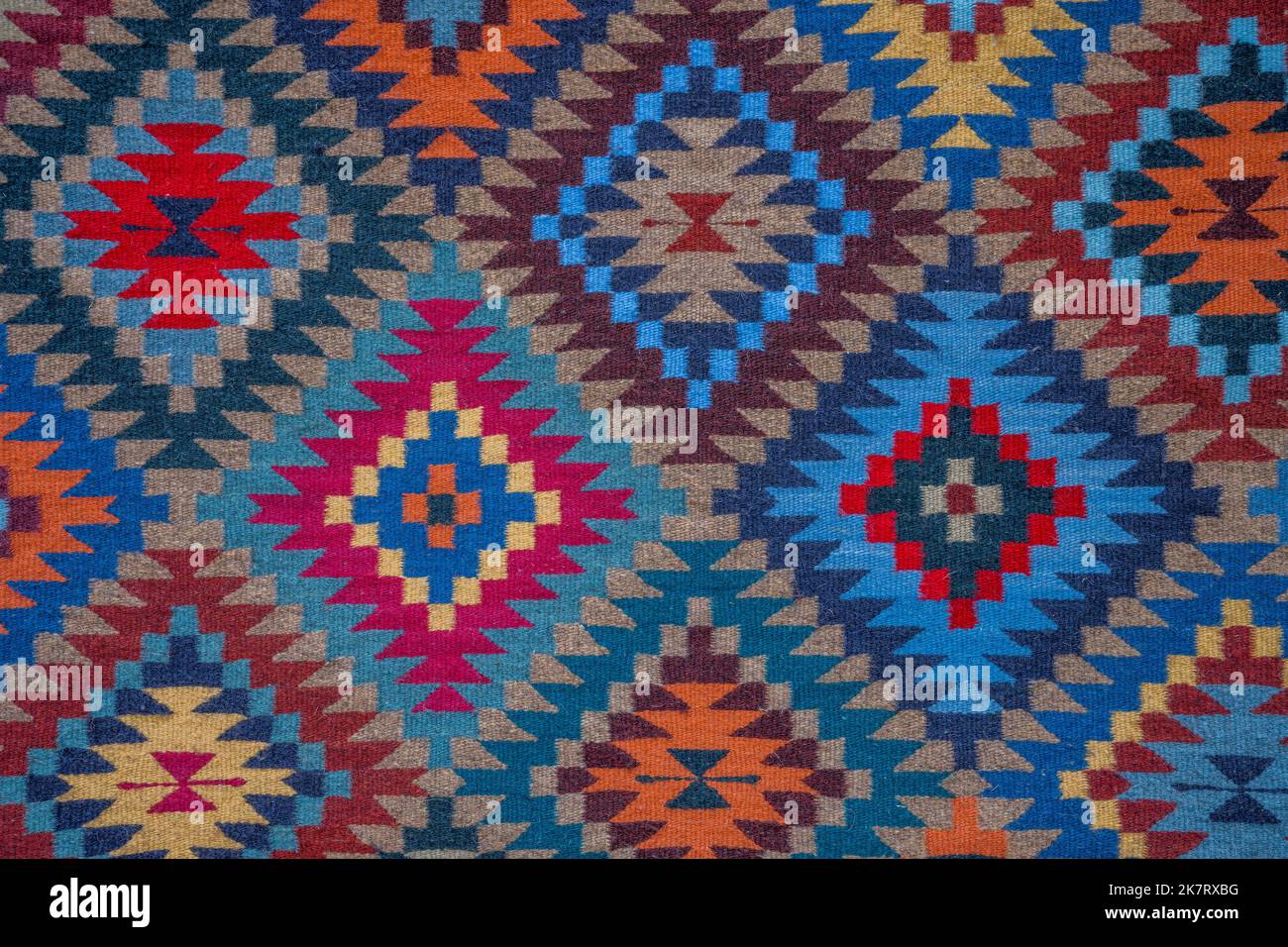 Primo piano di una tessitura fatta di lana tinto con coloranti naturali in una casa tessitori a Teotitlan del Valle, una piccola cittadina nella vicina regione di Valles Centrales Foto Stock