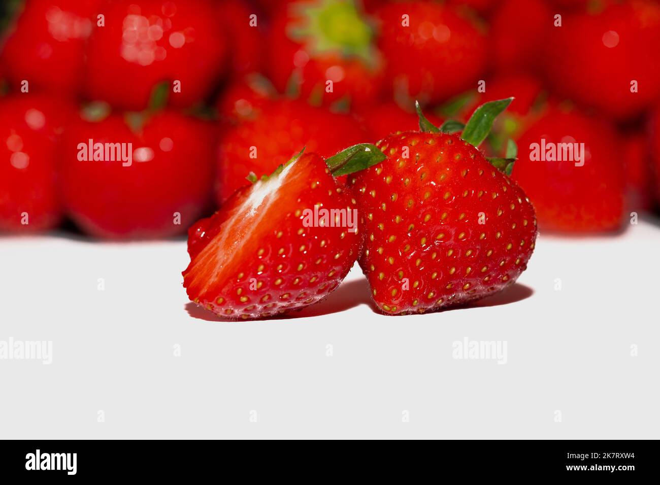 Fresche fragole rosse su fondo bianco Foto Stock