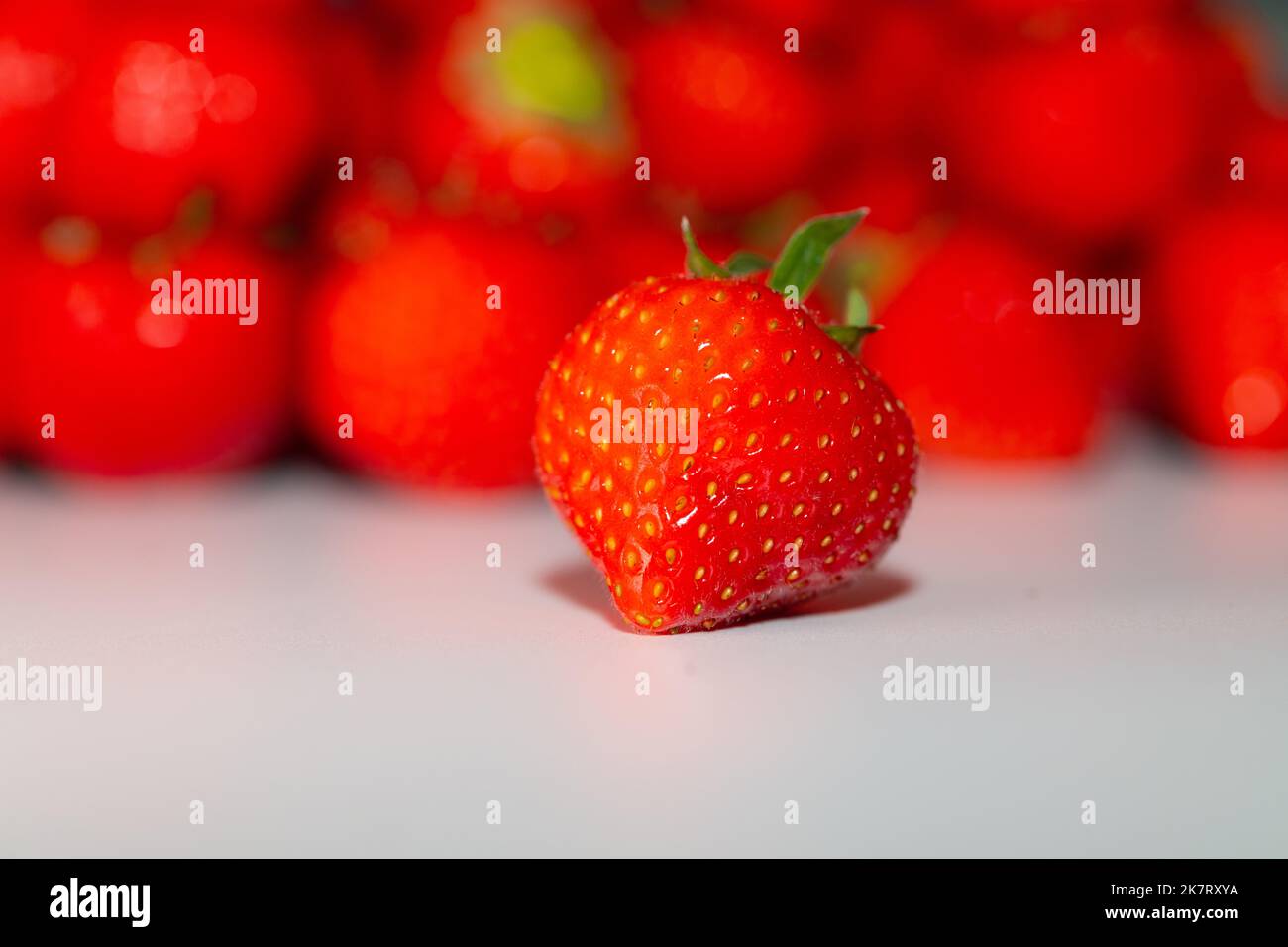 Fresche fragole rosse su fondo bianco Foto Stock