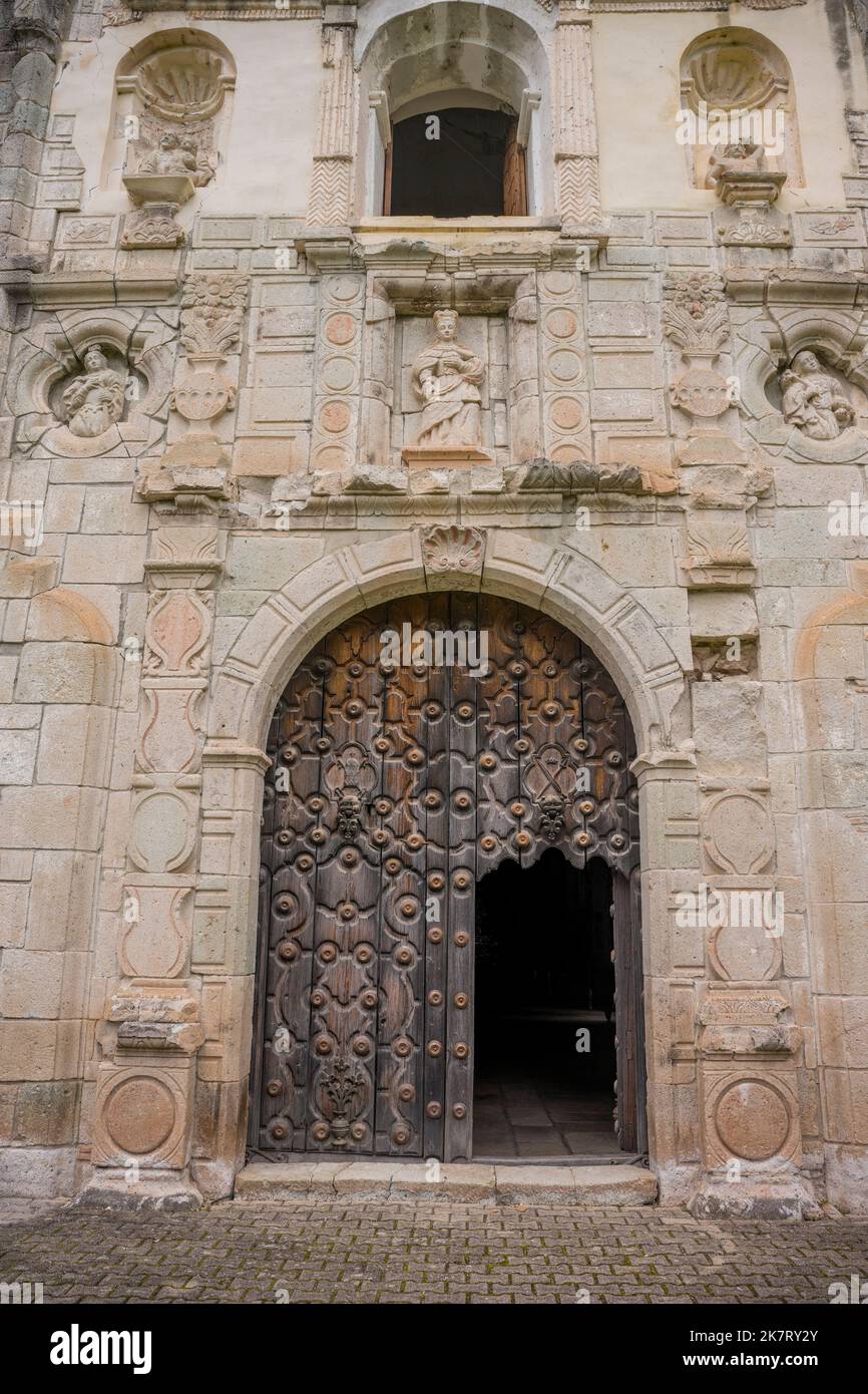 Particolare della facciata con la porta in legno della chiesa coloniale di Santa Catarina Lachatao (fine 16th/inizio 17th ° secolo) nel villaggio ex minerario o Foto Stock