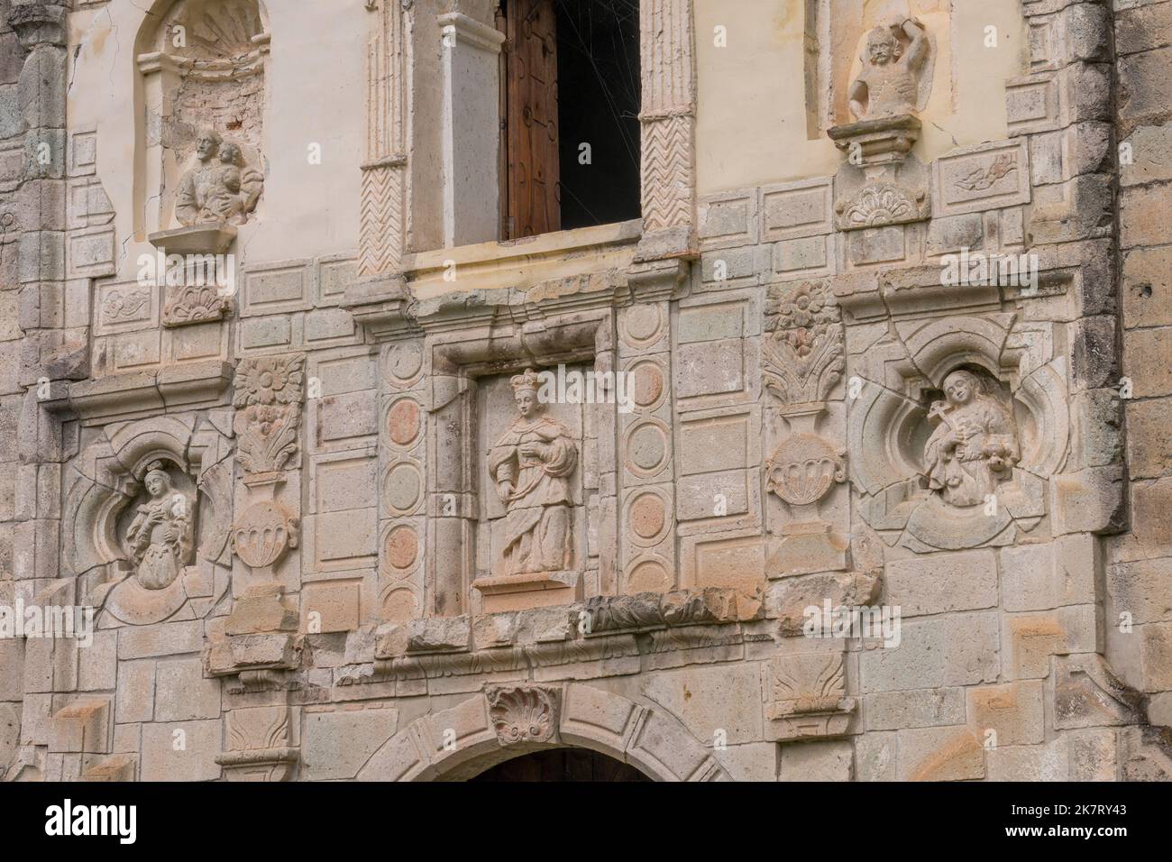 Particolare della facciata della chiesa coloniale di Santa Catarina Lachatao (fine 16th/inizio 17th ° secolo) nell'ex villaggio minerario di Lachatao, nel si Foto Stock