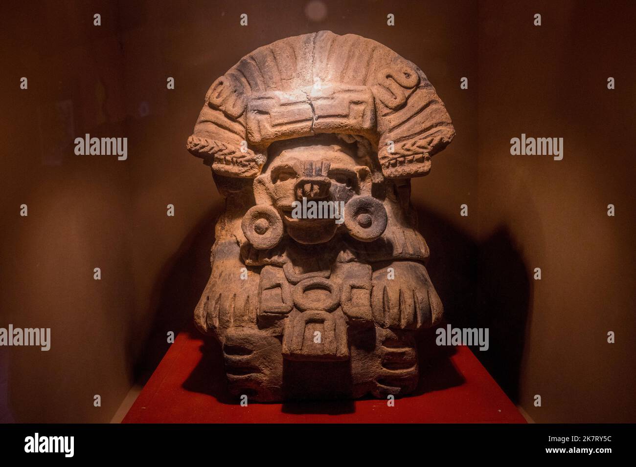 Manufatti preispanici sono esposti nel piccolo museo dell'ex villaggio minerario di Lachatao, nella catena montuosa della Sierra Juarez, vicino a Oaxaca, Foto Stock