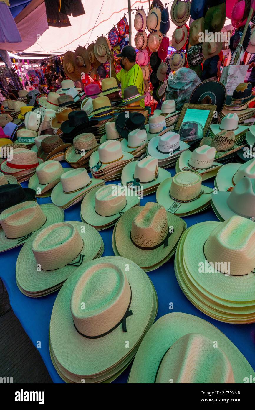 Cappelli in vendita sul mercato locale settimanale nella piccola città di Zaachila vicino a Oaxaca City, Messico. Foto Stock