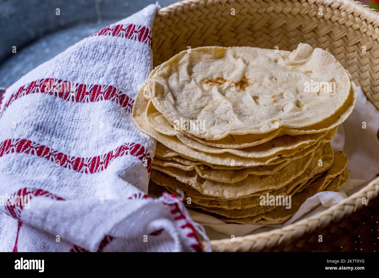 Tortillas in cucina di Casa Cuubi a San Antonino Castillo Velasco vicino Oaxaca, Messico. Foto Stock