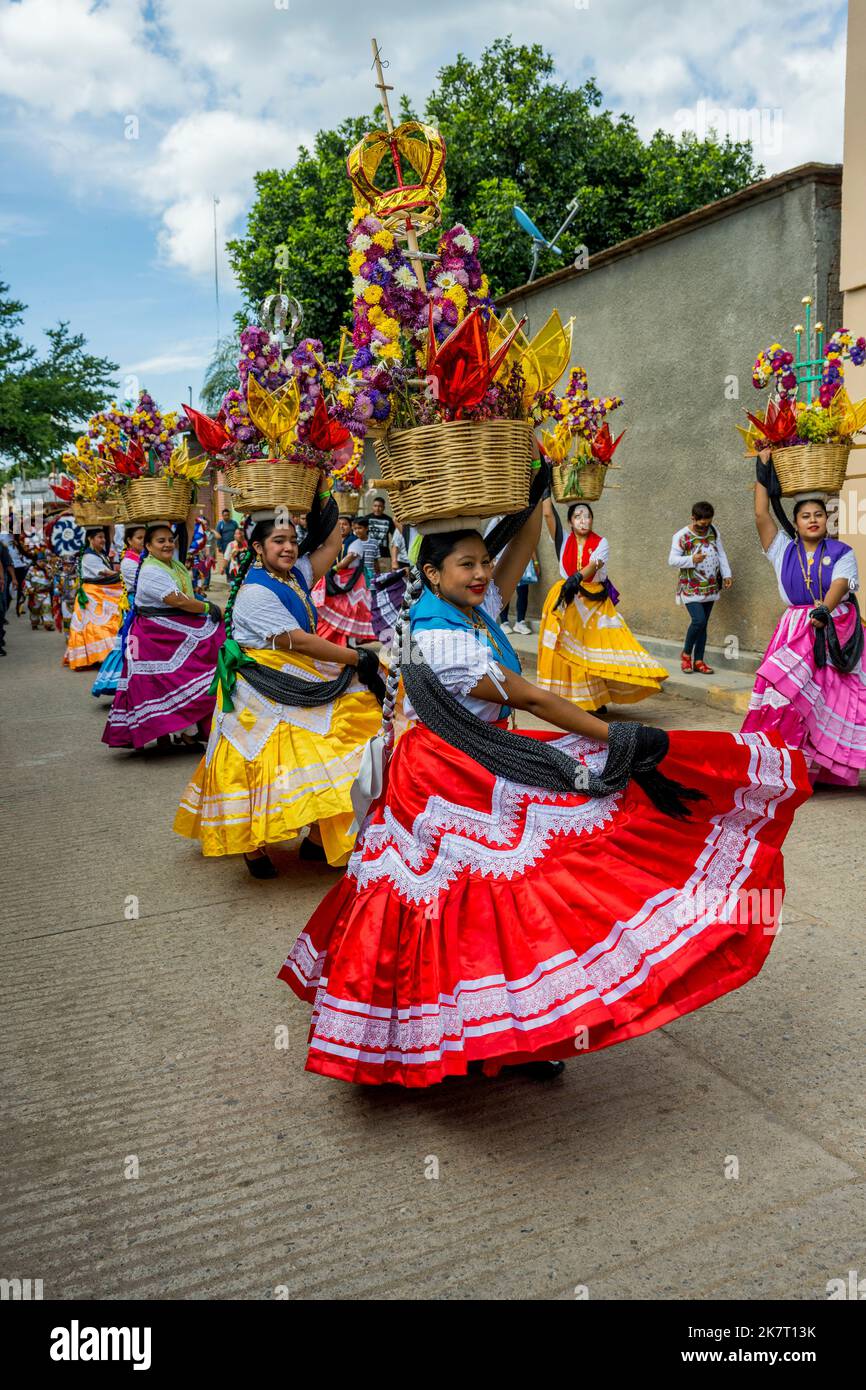 La Parata delle delegazioni alla Guelaguetza nelle strade di San Antonino Castillo Velasco vicino a Oaxaca, Messico. Foto Stock