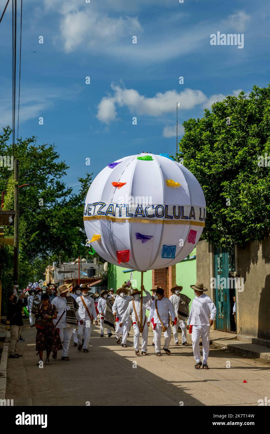 La Parata delle delegazioni alla Guelaguetza nelle strade di San Antonino Castillo Velasco vicino a Oaxaca, Messico. Foto Stock