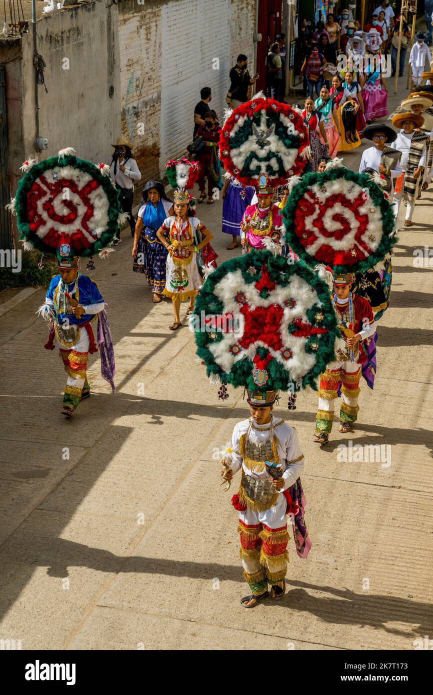 Vista della Parata delle delegazioni alla Guelaguetza nelle strade di San Antonino Castillo Velasco vicino a Oaxaca, Messico. Foto Stock