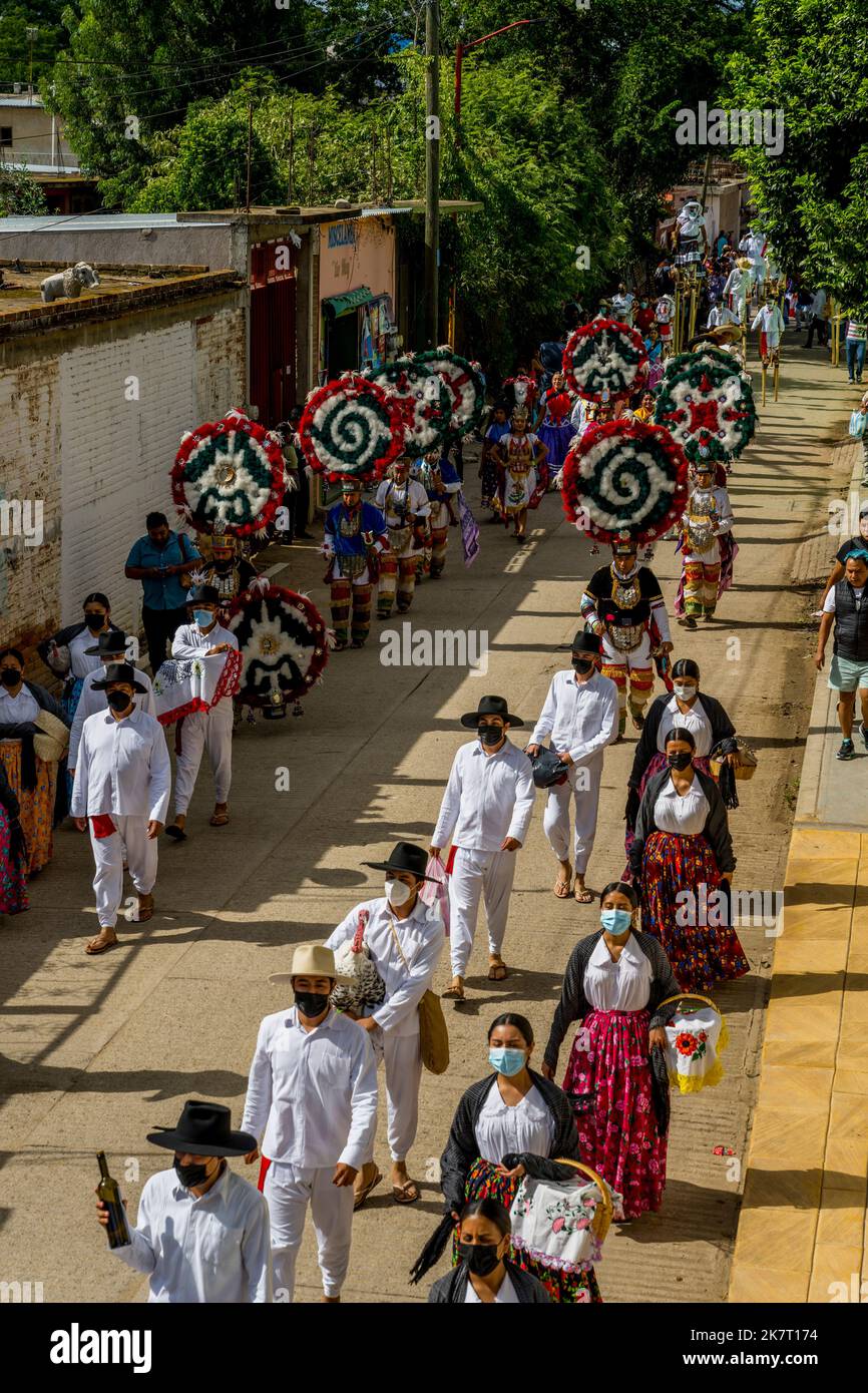 Vista della Parata delle delegazioni alla Guelaguetza nelle strade di San Antonino Castillo Velasco vicino a Oaxaca, Messico. Foto Stock