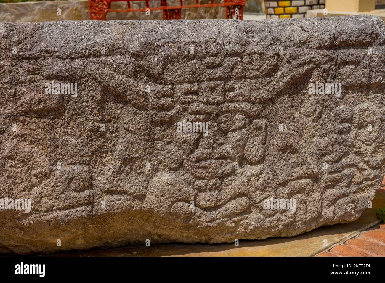 Particolare di un'antica scultura su una pietra di un sito archeologico a Santo Tomas Jalieza vicino a Oaxaca, Messico. Foto Stock