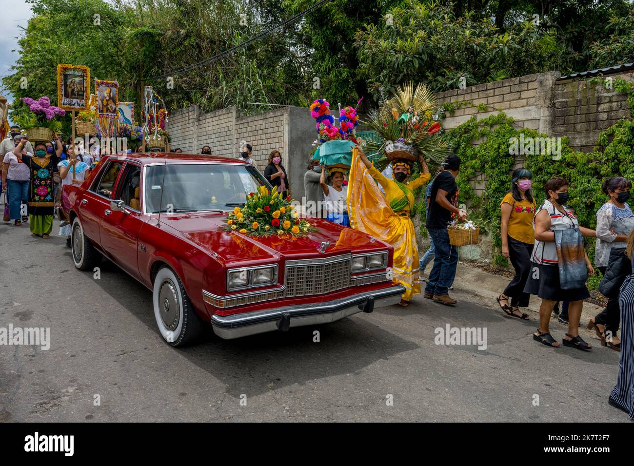 Una processione di nozze attraverso la strada della piccola città di San Agustin Etla vicino Oaxaca, Messico. Foto Stock