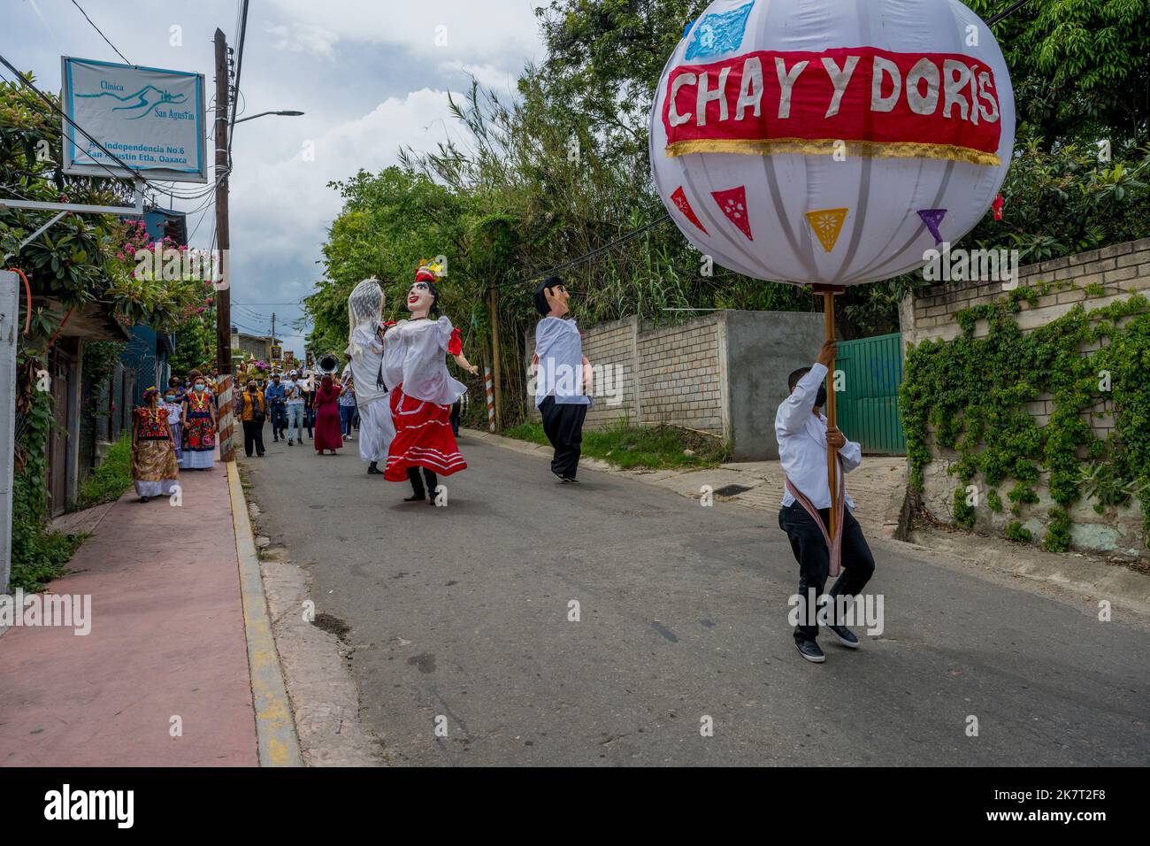 Una processione di nozze con Mojigangas (burattini giganti) nella strada della piccola città di San Agustin Etla vicino a Oaxaca, Messico. Foto Stock