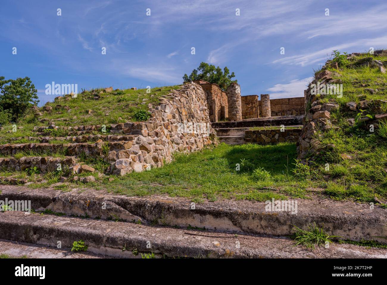 Le antiche rovine di Zapotec vicino alla piattaforma Nord di Monte Alban (Patrimonio Mondiale dell'UNESCO), che è un grande sito archeologico precolombiano nel V Foto Stock