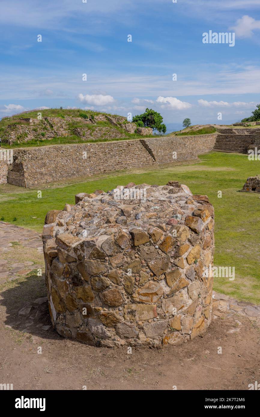 Il patio affondata, profondo tre metri, o patio Hundido, con un grande altare al centro sulla piattaforma Nord di Monte Alban (Patrimonio Mondiale dell'UNESCO Foto Stock