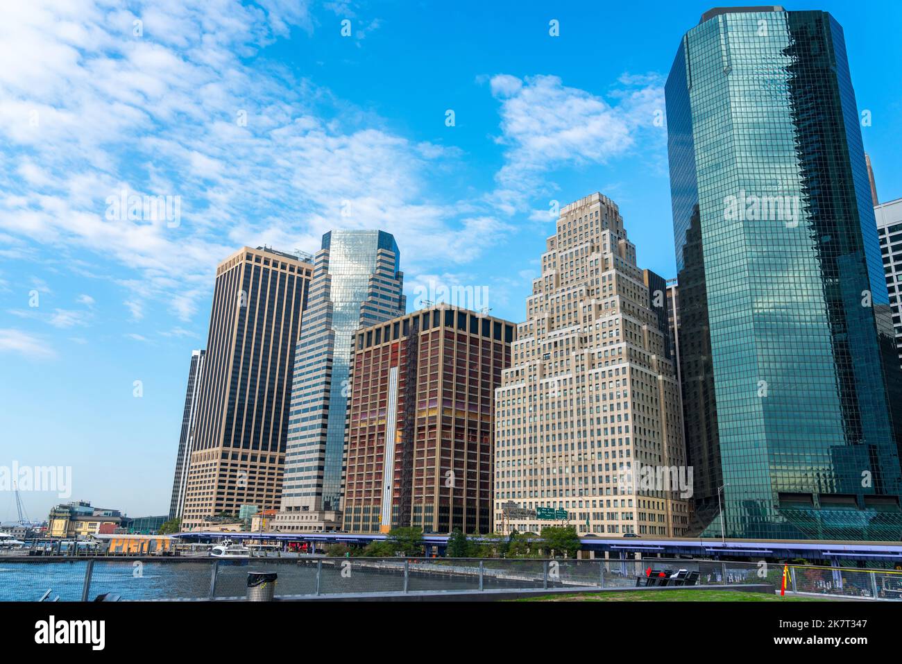 Vista dal molo ai grattacieli nel centro di Manhattan Foto Stock