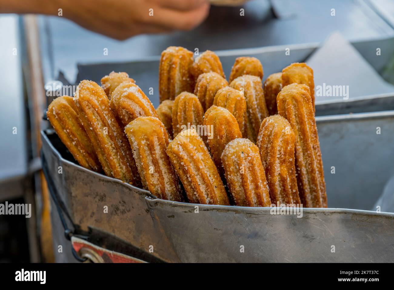 Un venditore di strada sta vendendo Churros nel centro di Oaxaca de Juarez, Oaxaca, Messico. Foto Stock