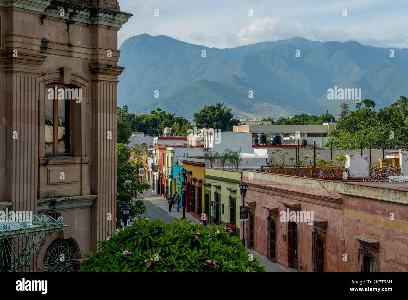 Vista delle case e delle montagne da un tetto nella città di Oaxaca de Juarez, Oaxaca, Messico. Foto Stock