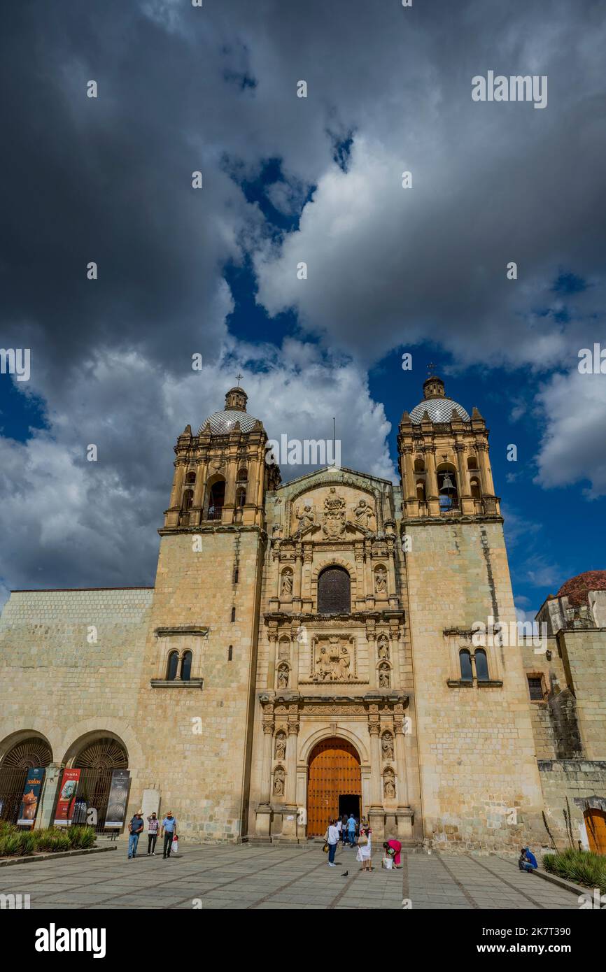 Veduta della Chiesa di Santo Domingo de Guzman nella città di Oaxaca de Juarez, Oaxaca, Messico. Foto Stock