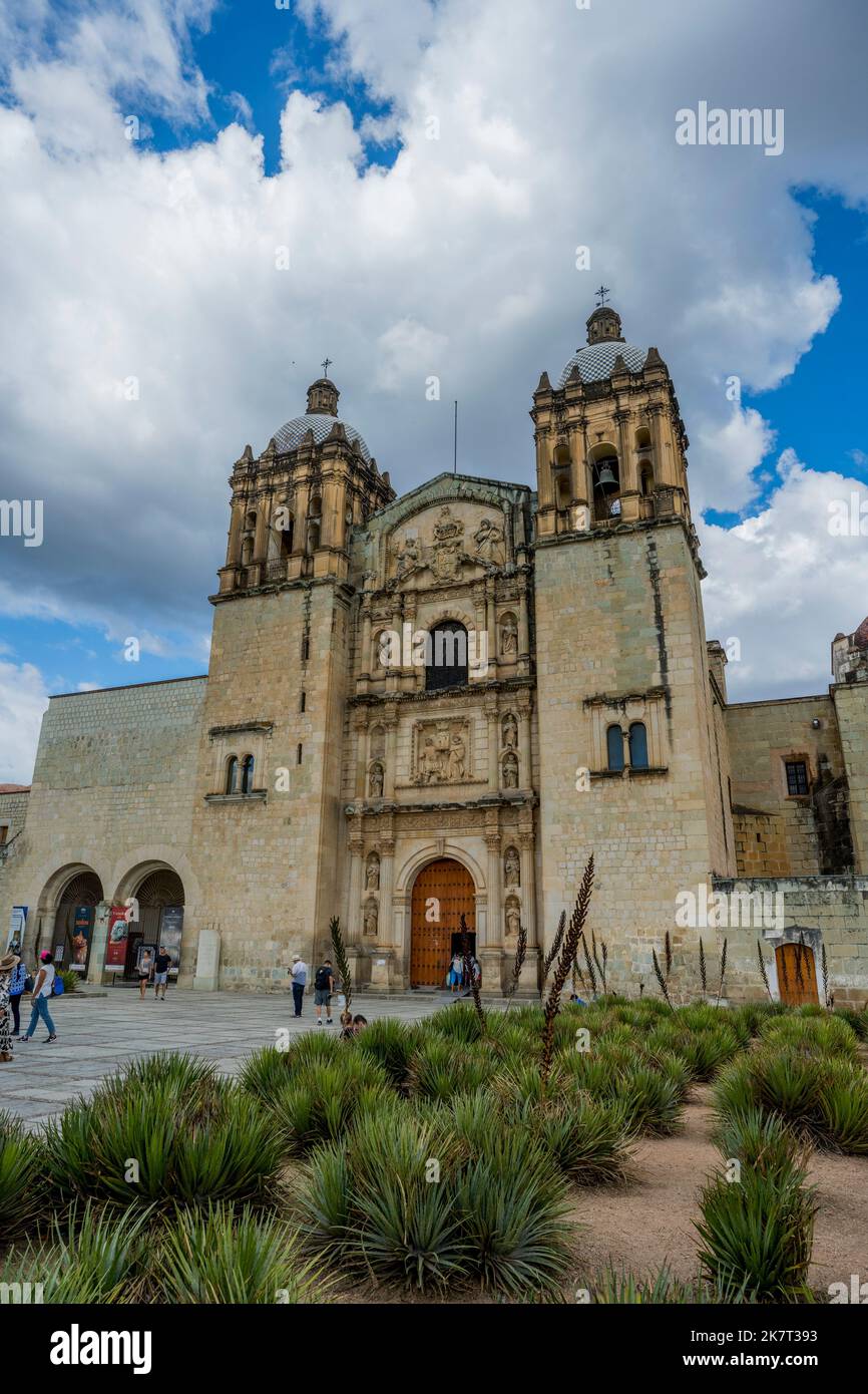 Veduta della Chiesa di Santo Domingo de Guzman nella città di Oaxaca de Juarez, Oaxaca, Messico. Foto Stock