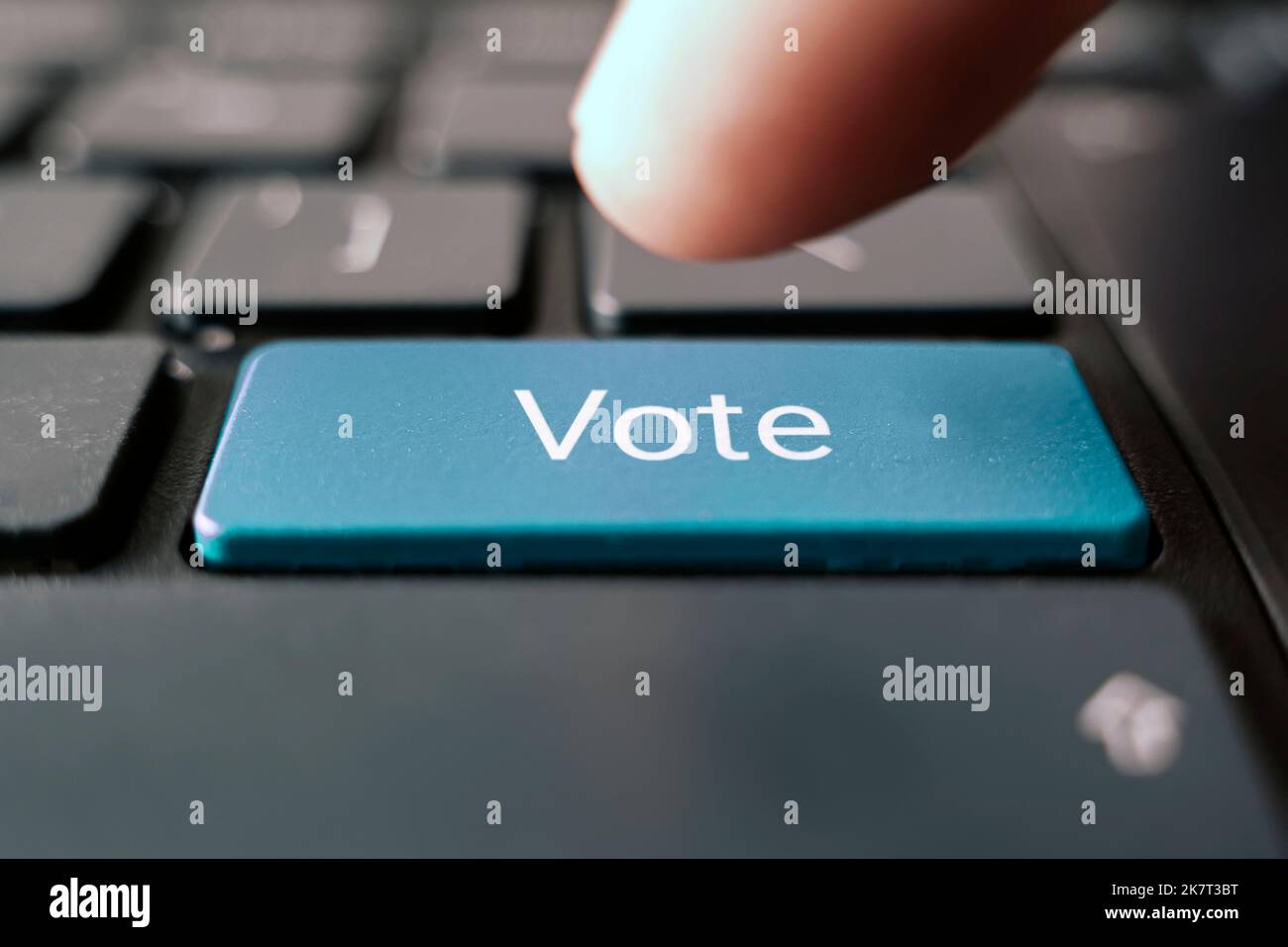 Voce del popolo - significa l'opinione della maggioranza del popolo, il concetto di testo pulsante sulla tastiera. Il concetto di voto elettronico nelle elezioni Foto Stock