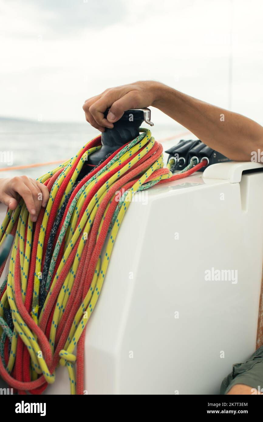 Attrezzatura per yacht, verricello e corda per barche a vela. Foto verticale. Foto Stock