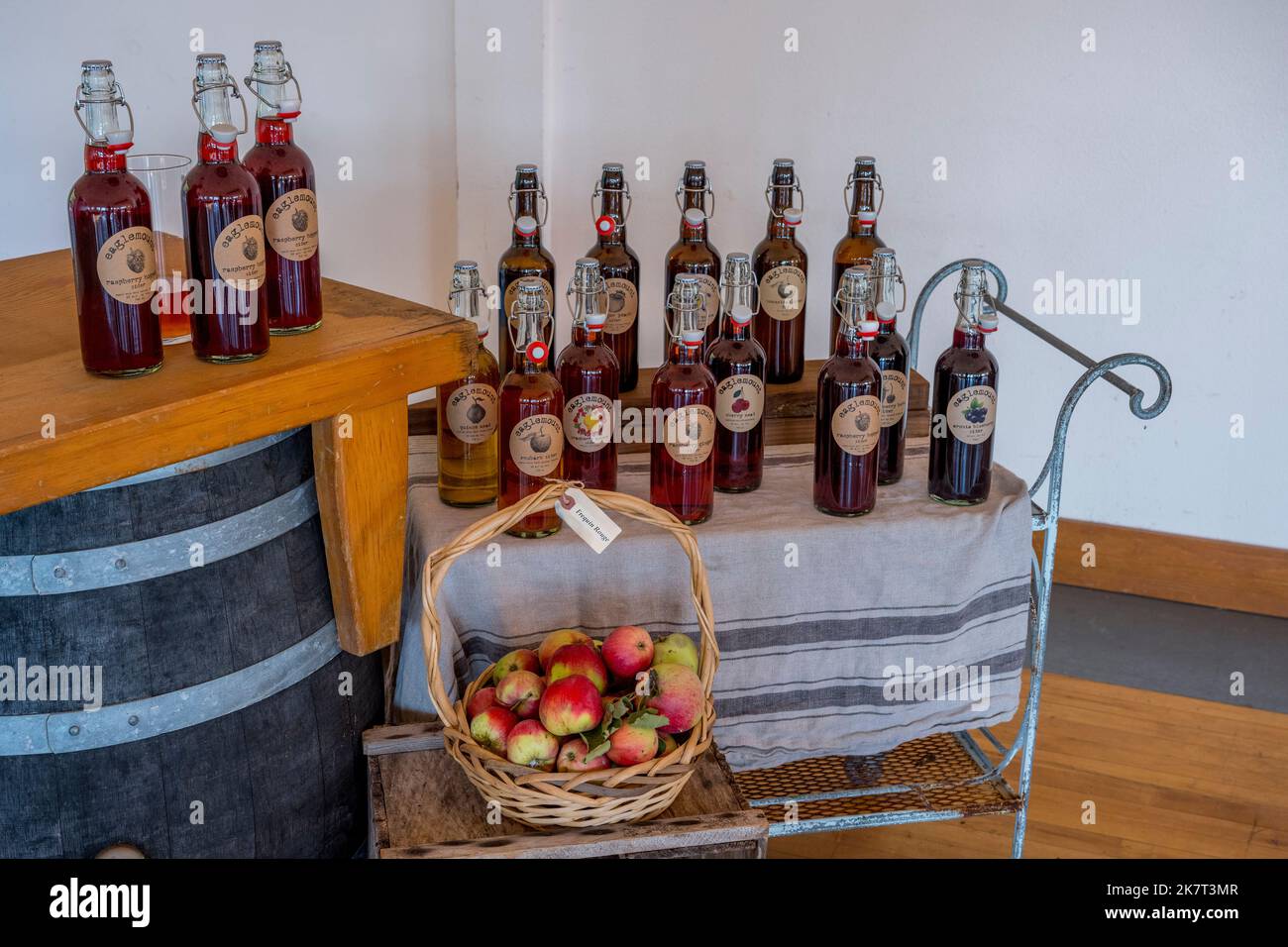 Bottiglie con sidro all'Eaglemount Wine and Cider vicino a Port Townsend, Jefferson County, Washington state, USA. Foto Stock