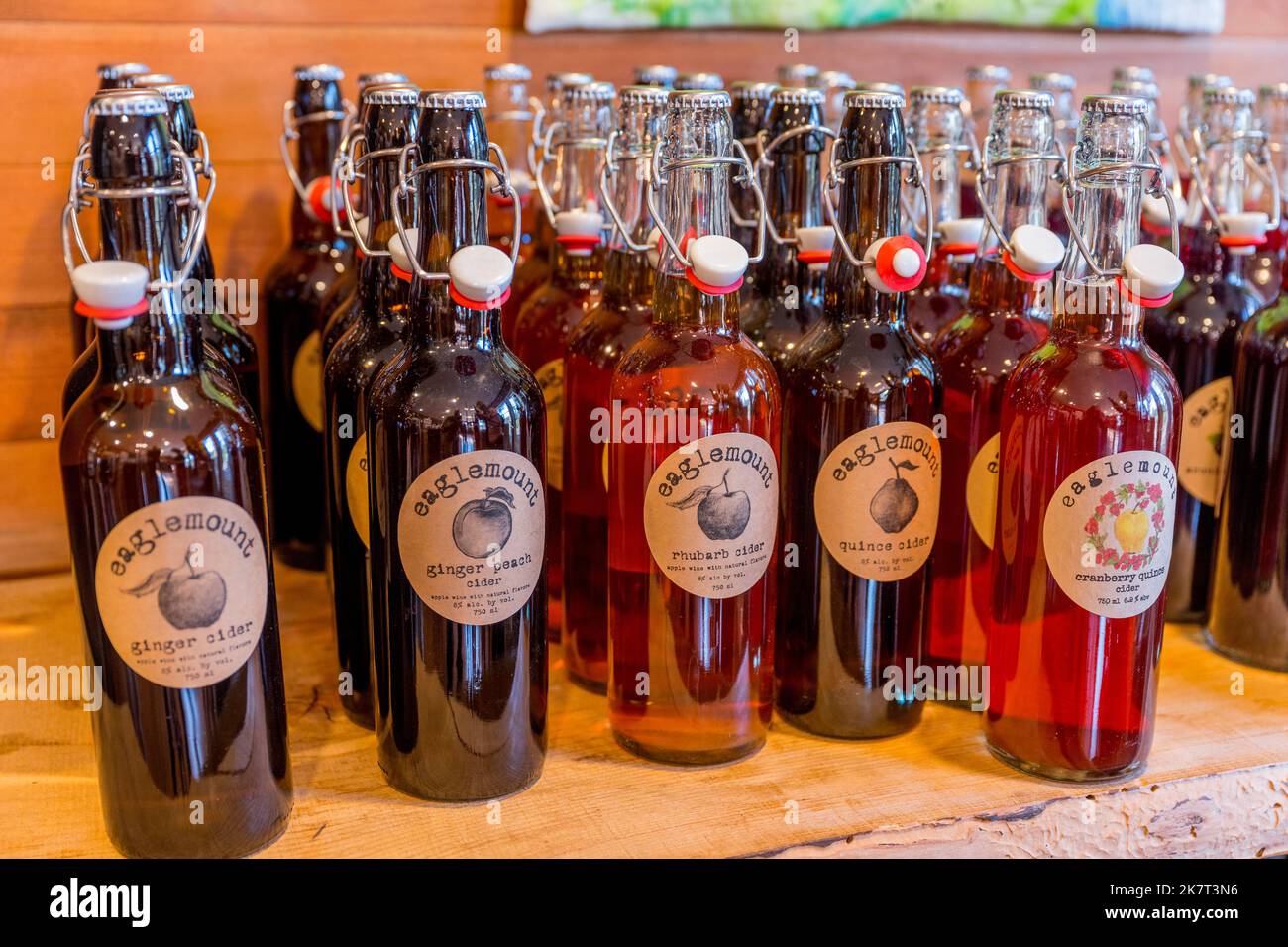Bottiglie con sidro all'Eaglemount Wine and Cider vicino a Port Townsend, Jefferson County, Washington state, USA. Foto Stock